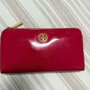 Tory Burch Patent Leather Zip Wallet in Deep Pink